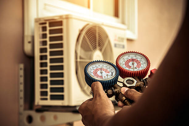 Professional Hvac technician working in Saint Petersburg, FL